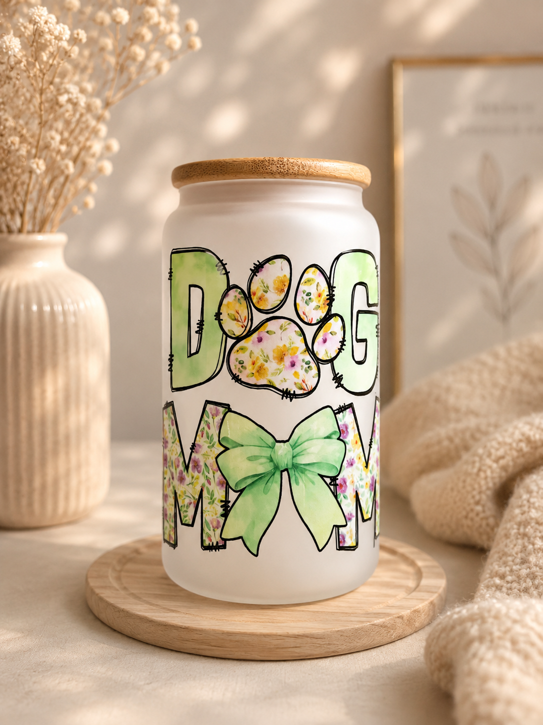 Dog Mom – Mattes Trinkglas mit Bambusdeckel